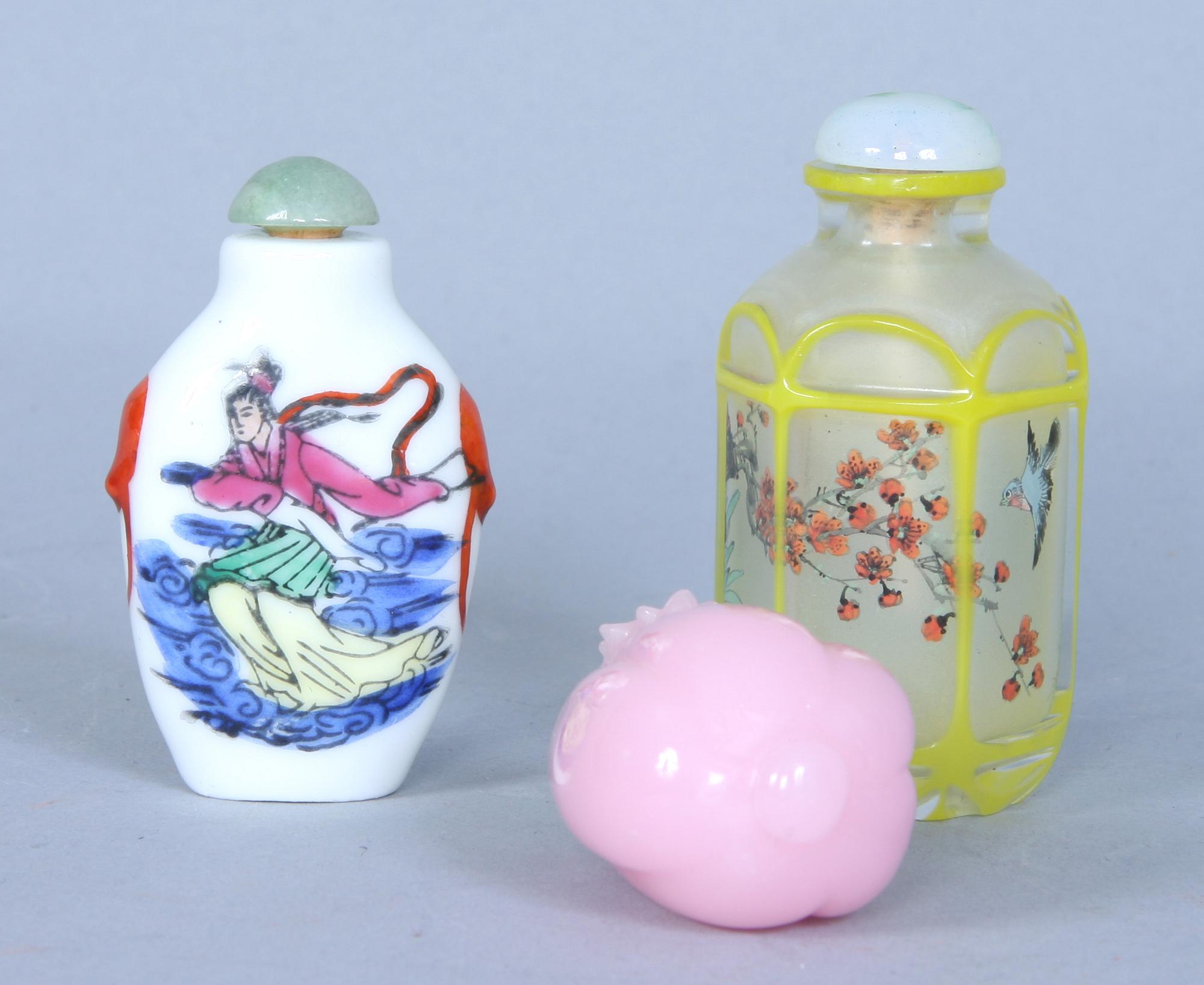 SNUSFLASKOR, 3 st, glas och porslin, Kina, 1900-tal.