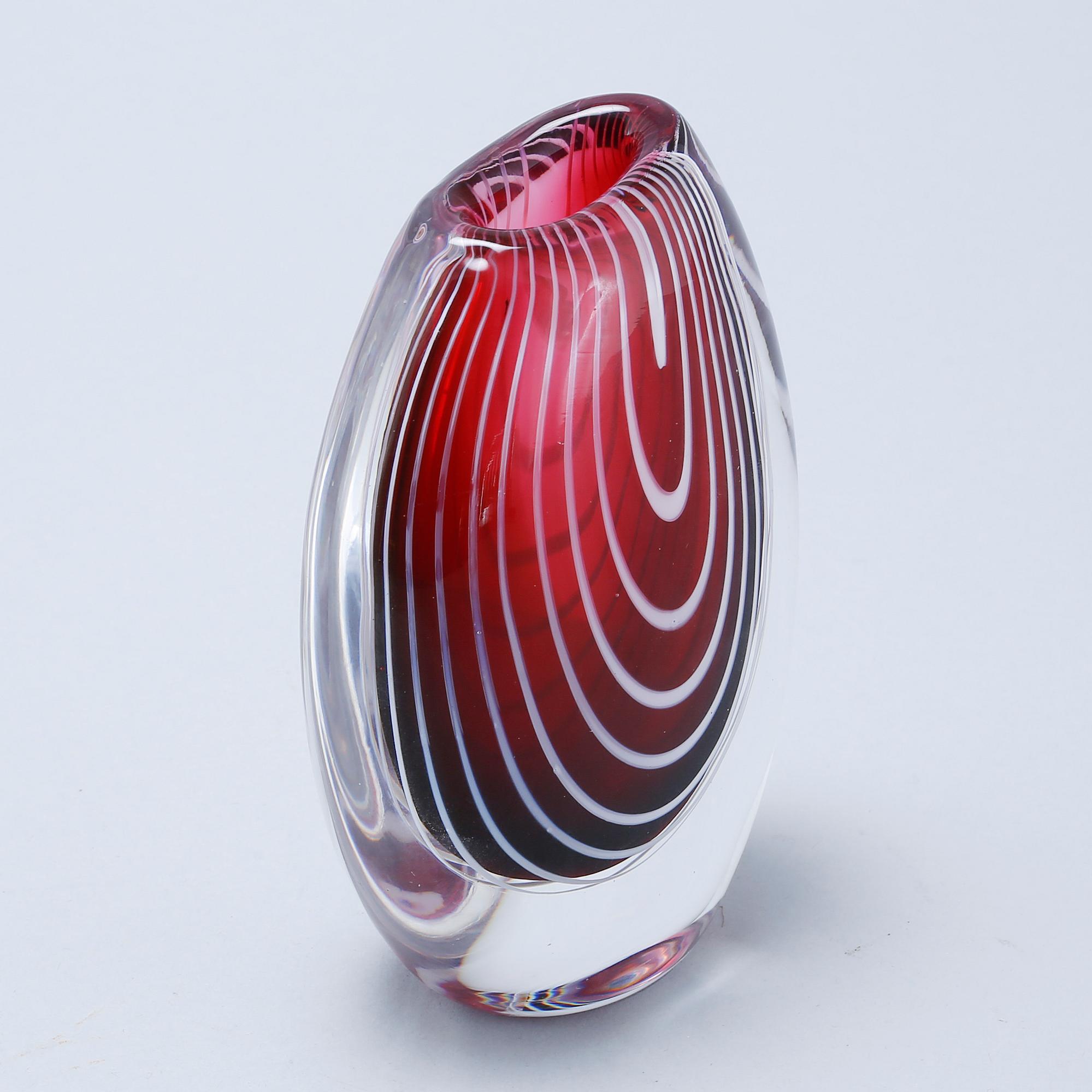 VICKE LINDSTRAND, vas "Zebra" Kosta glas 1900-talets mitt/andra hälft.