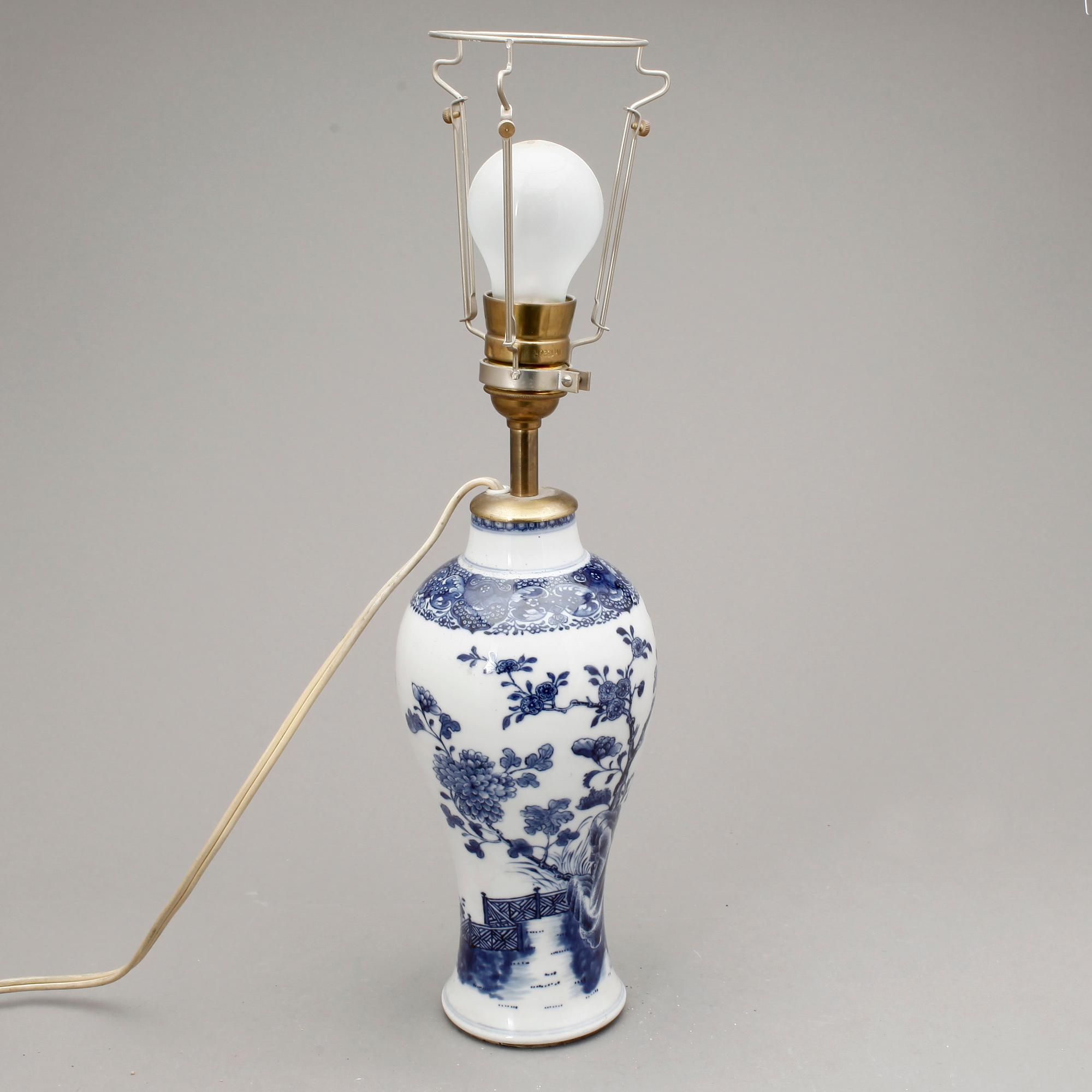 BORDSLAMPA. Porslin. Qing dynastin, Qianlong (1736-95).