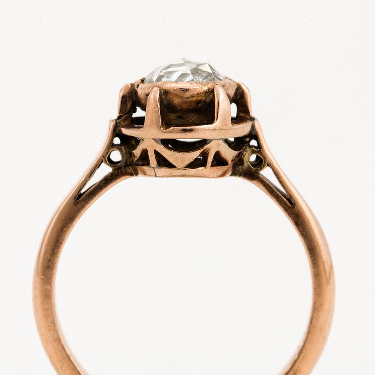 RING, 14K rödguld med en rosensten.