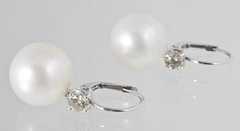 ÖRHÄNGEN, 18K vitguld med briljantslipade diamanter 0.96 ct samt odlade South Sea pärlor. Vikt 10,9 gram.