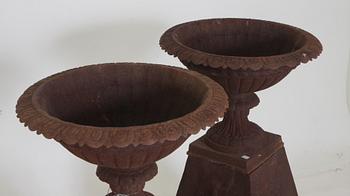 TRÄDGÅRDSURNOR, ett par gjutjärn.