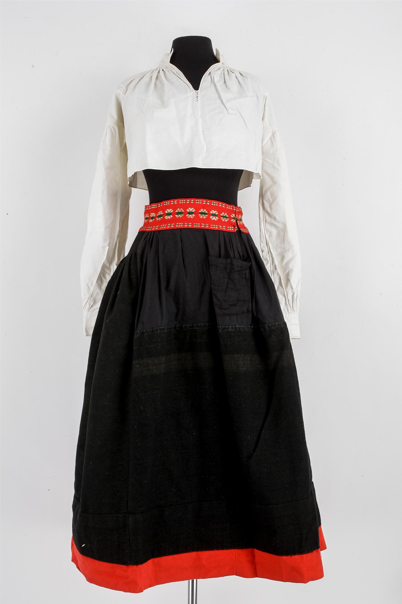 KVINNLIG FOLKDRÄKT FRÅN DELSBO, 10 delar, delvis från 1800-talet.