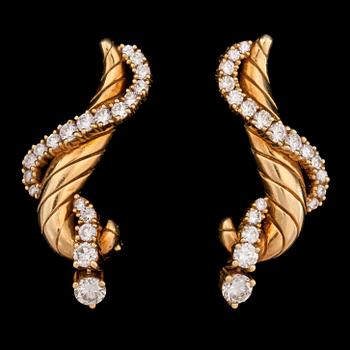 109. A pair of brilliant cut diamond earrings, tot. app. 1.80 cts.