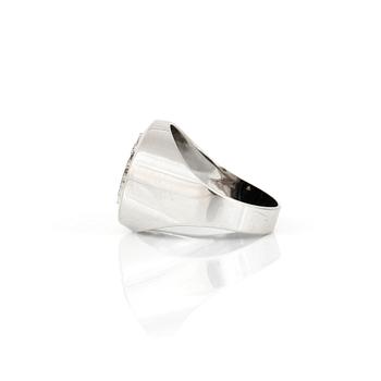 RING, 18K vitguld med sannolikt onyx. Total vikt ca 7,94 g.