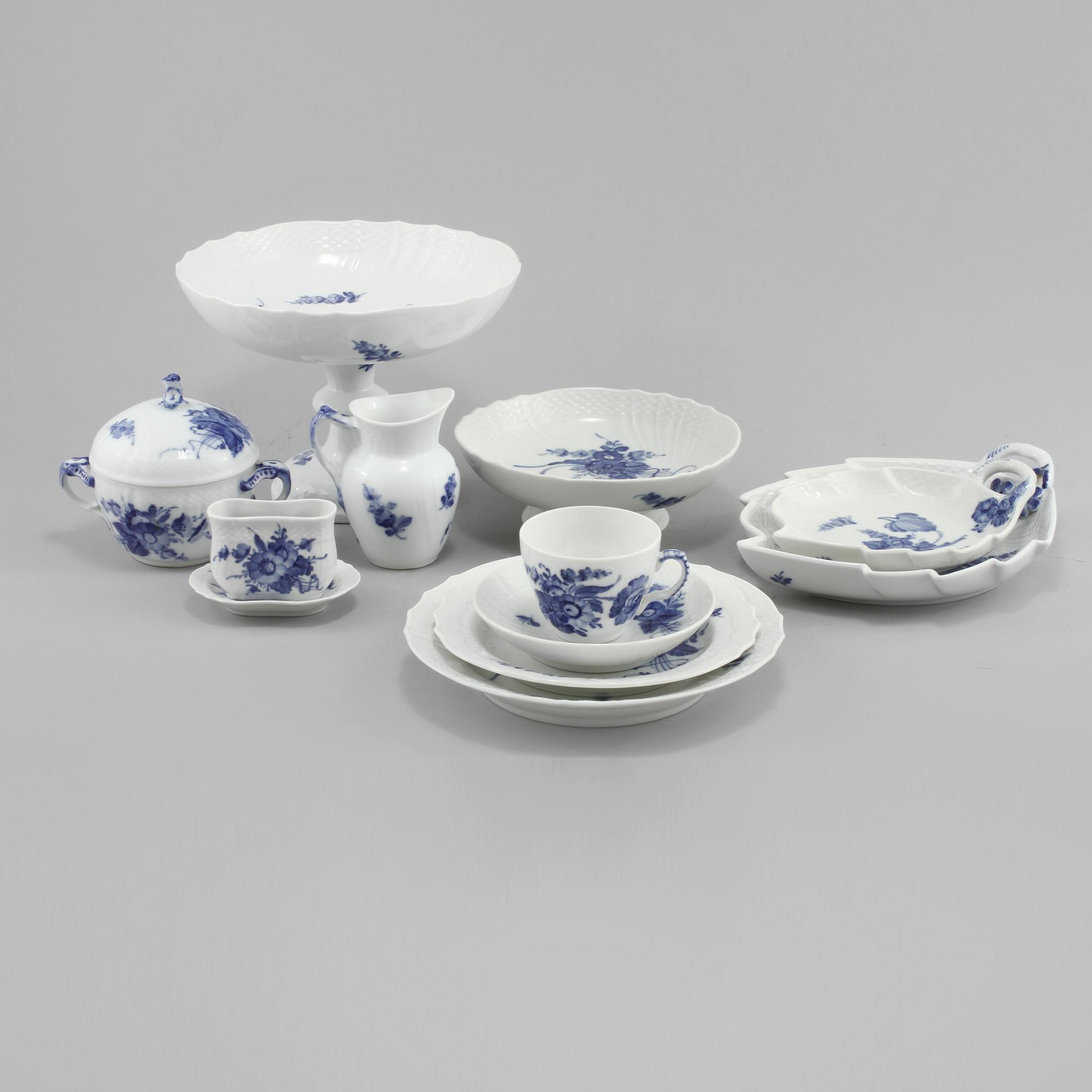 KAFFESERVISDELAR, ca 35 st, "Blå Blomst", Royal Copenhagen, 1900-talets andra hälft.