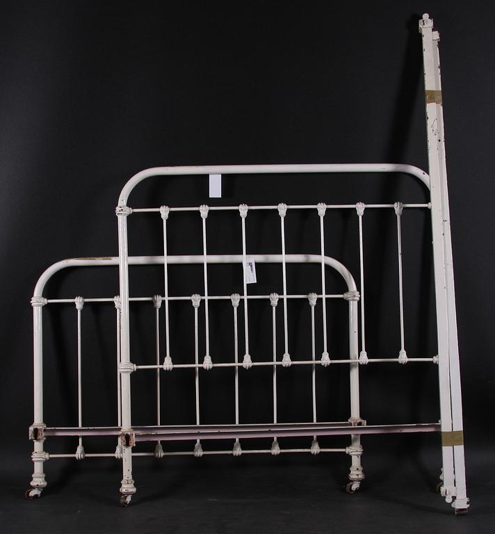 SÄNG, metall, 1900-tal.