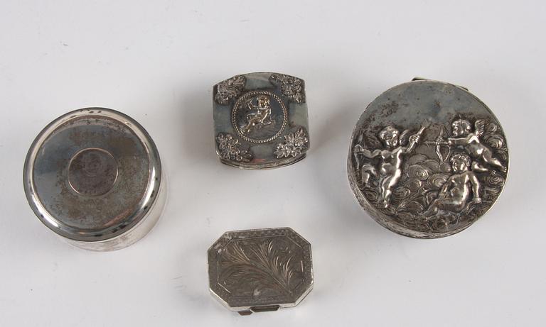 PILLERDOSOR, CIGARILLSKRIN och ETUIE samt TÄNDSTICKSASK, 13 delar, silver, 18/1900-tal.