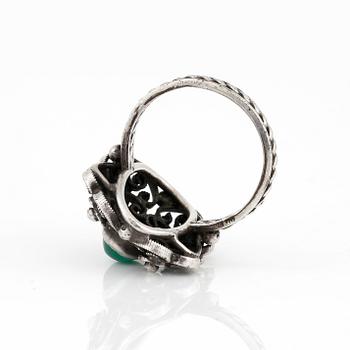 ARMBAND, HALSBAND samt RING, med cabochonslipade gröna stenar, silver.