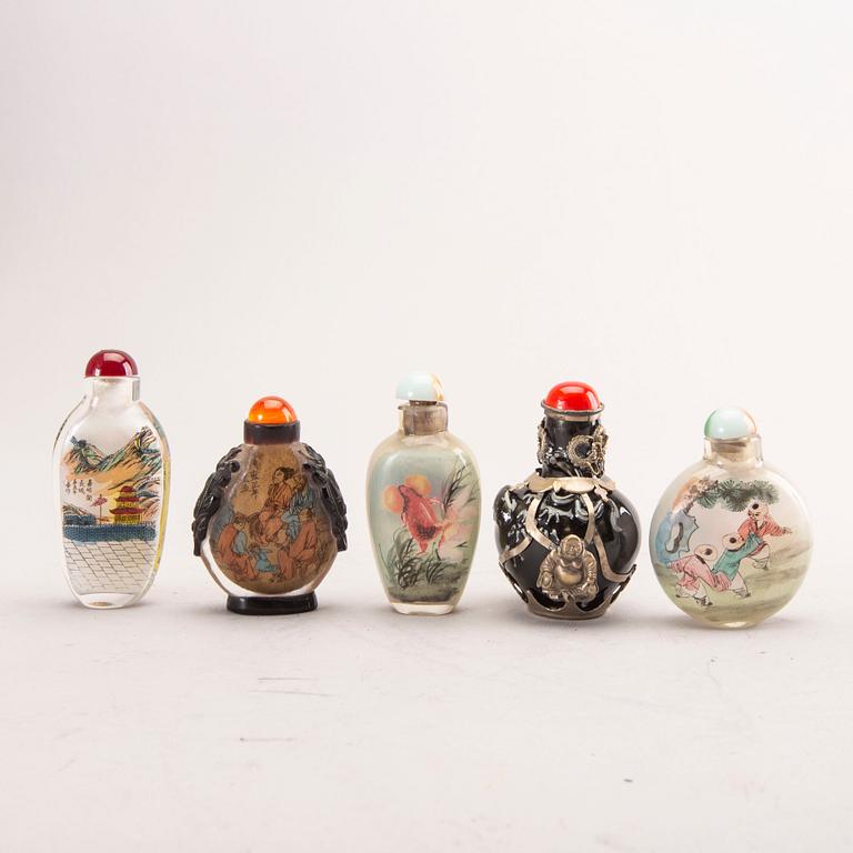 A set of 11 Chinese/East Asian 20th century snuff bottles.