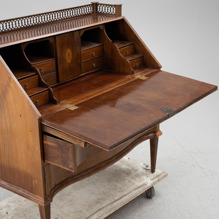 A mahogany secretaire, circa 1800.