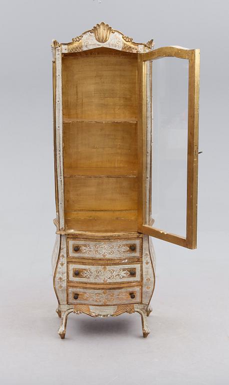 VITRINSKÅP, rokokostil, 1900-talets andra hälft.