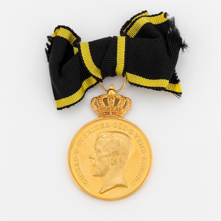 MEDALJ, 18 k guld, Pro Patria, Gustaf V, 1946. Vikt ca 30 gram.