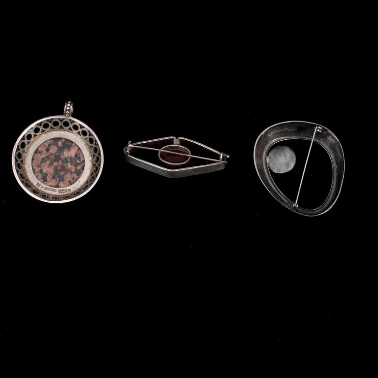 3 RINTANEULAA, hopea, graniitti Kalevala Koru 1978, hopea, jaspis, Kauni Koru 1962, hopea, karneoli, Asser Peltonen1959.