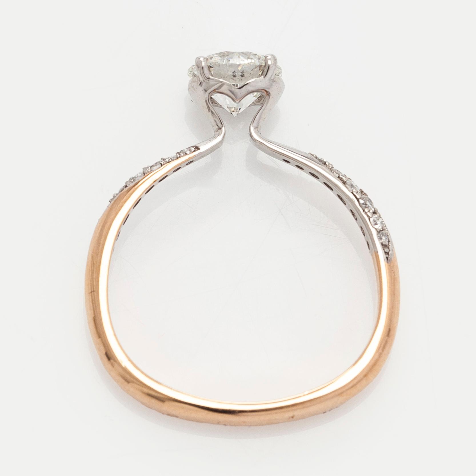 Sormus, 18K kultaa timanteilla. GIA-todistus.