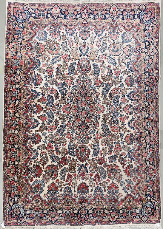 MATTA, old/semiantik Kirman. Ca 372x280 cm.