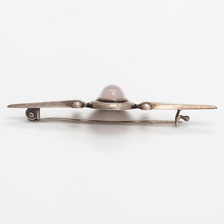 Eero Rislakki, A silver brooch, no. 624, with a rose quartz. Kalevala Koru, Helsinki 1959.