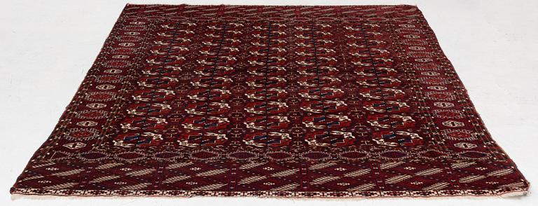 A Turkmen carpet, c. 293 x 210 cm.