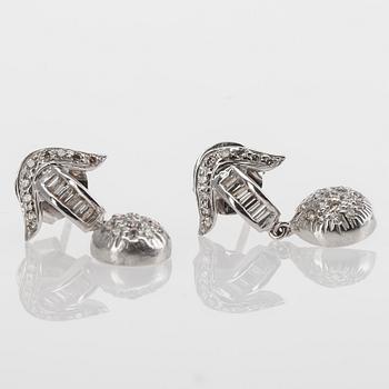 KORVAKORUT, 18K valkokultaa, timantteja yht. n. 0,57 ct. Paino 3 g.
