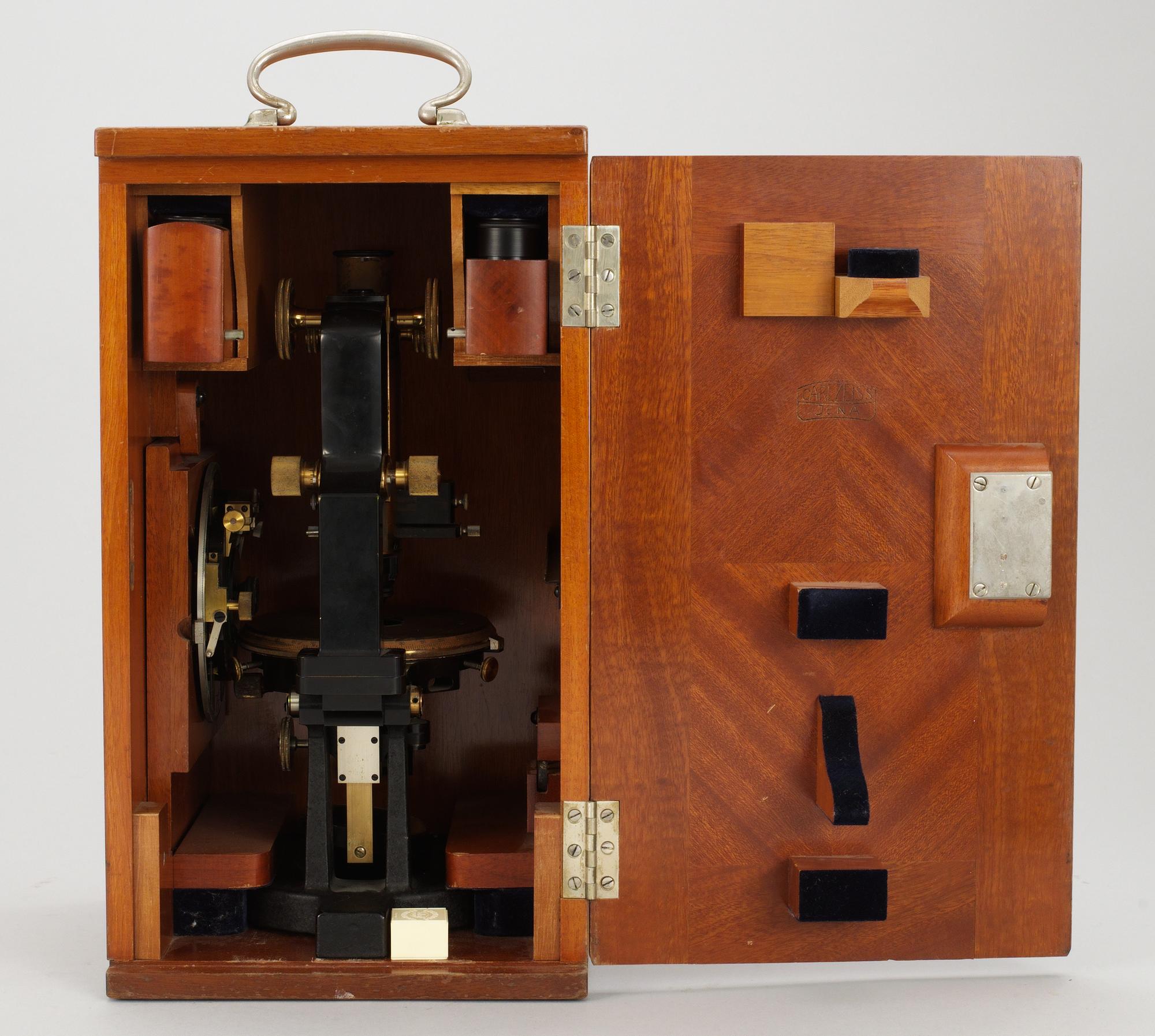 MIKROSKOP MED TILBEHÖR, Carl Zeiss 1900-talets mitt.