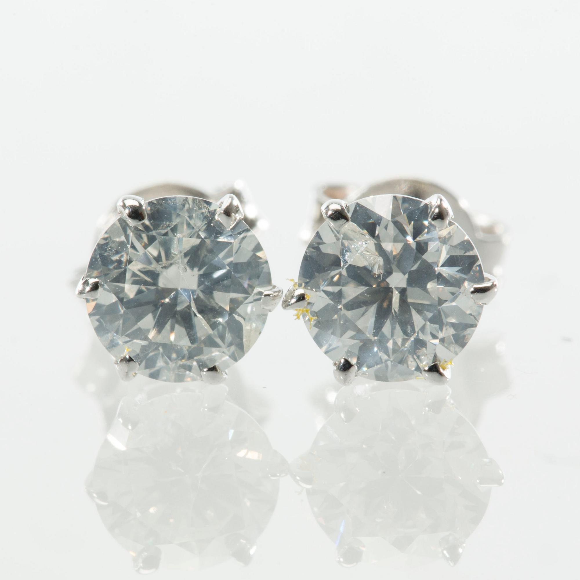 ÖRHÄNGEN, 14 k vitguld med briljantslipade diamanter, totalt ca 1.30 ct. Vikt ca 1,2 g.