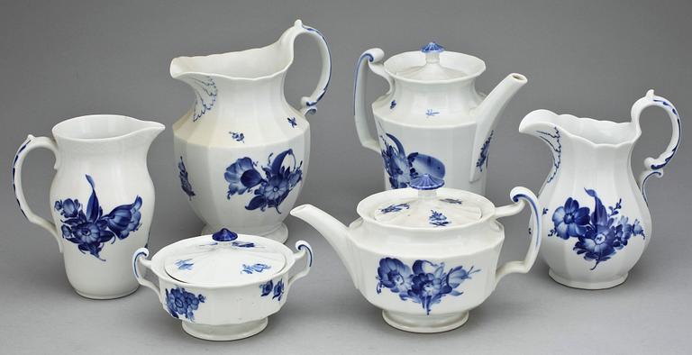 MAT samt KAFFESERVIS, porslin, 129 delar, "Blå blomst" , Royal Copenhagen, 1900-talets mitt.