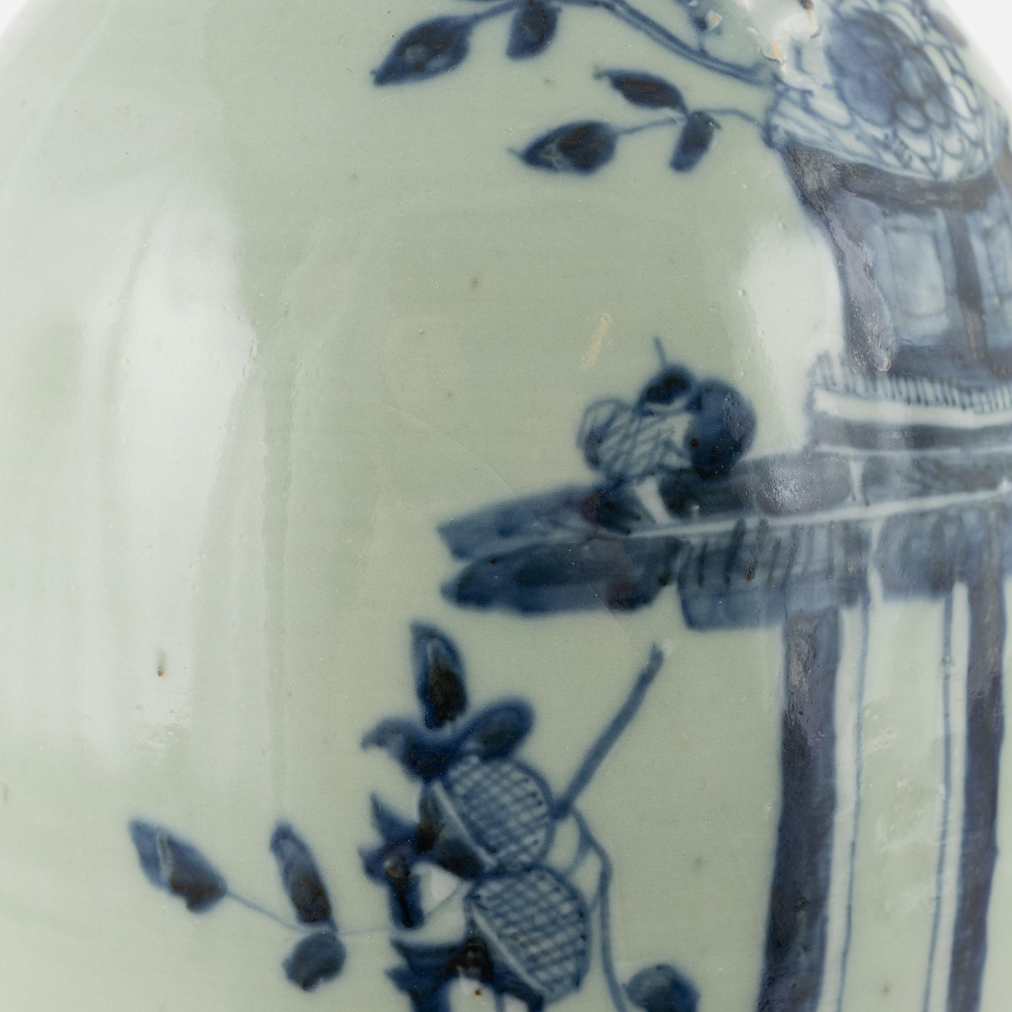 A Chinese porcelain vase, Qing dynasty, late 19th Century.