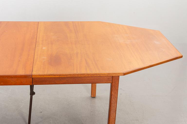 A DINNER TABLE MID 20TH CENTURY.