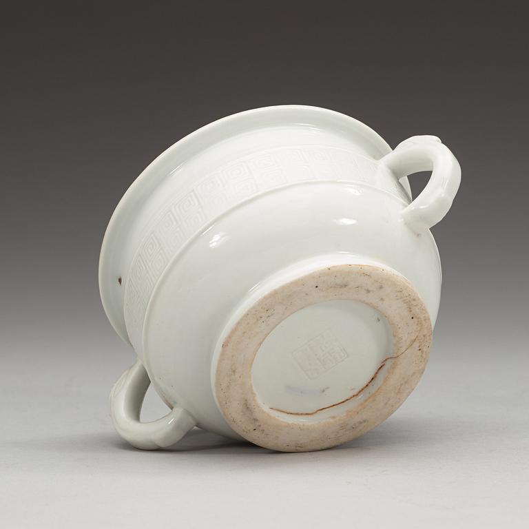 RÖKELSEKAR, blanc de chine. Qing dynastin (1644-1912), med hallmärke botten.
