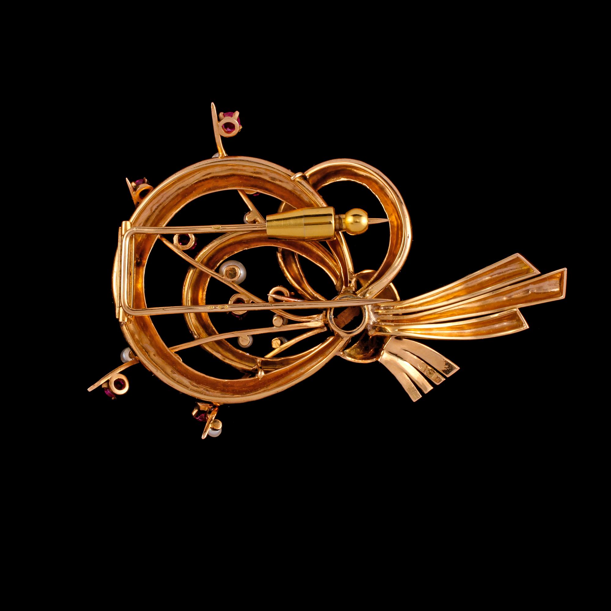 BROSCH, 18k guld med syntetiska safirer, rosenslipade diamanter samt odlade pärlor. Vikt 31 g.