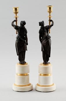 LJUSSTAKAR, 1 par, förgylld och patinerad brons samt vit marmor, Louis Seize, 1700-talets slut.