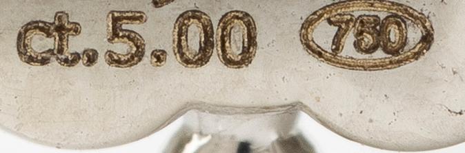 Tennis bracelet with brilliant-cut diamonds.