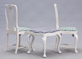 STOLAR, ett par samt TABURETT, rokokostil 1900-tal.