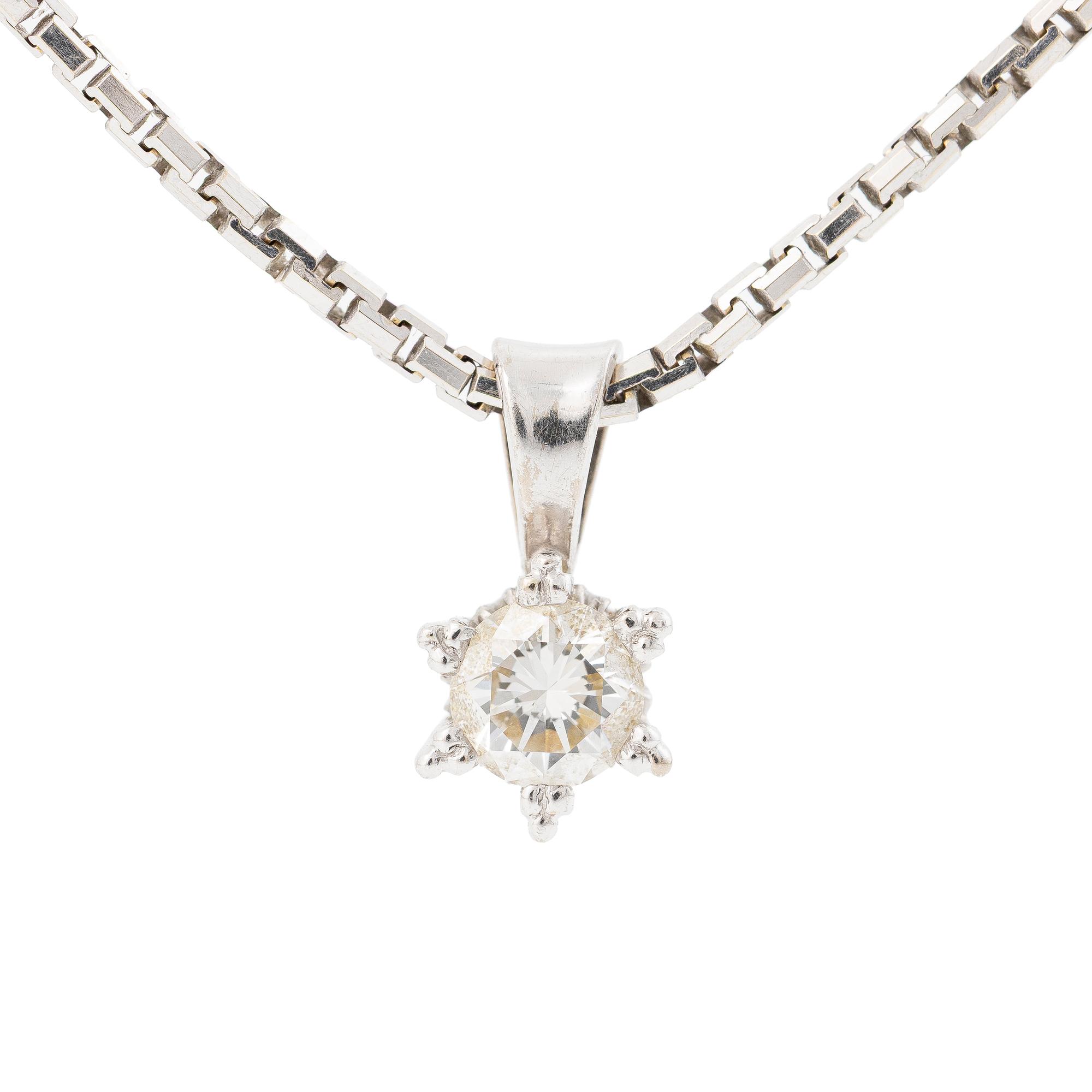 Pendant with chain in the shape of a star with a brilliant-cut diamond.