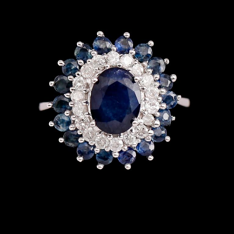 RING, 10 k vitguld, safirer tot 4.06 ct, briljantslipade diamanter tot 0.53 ct.