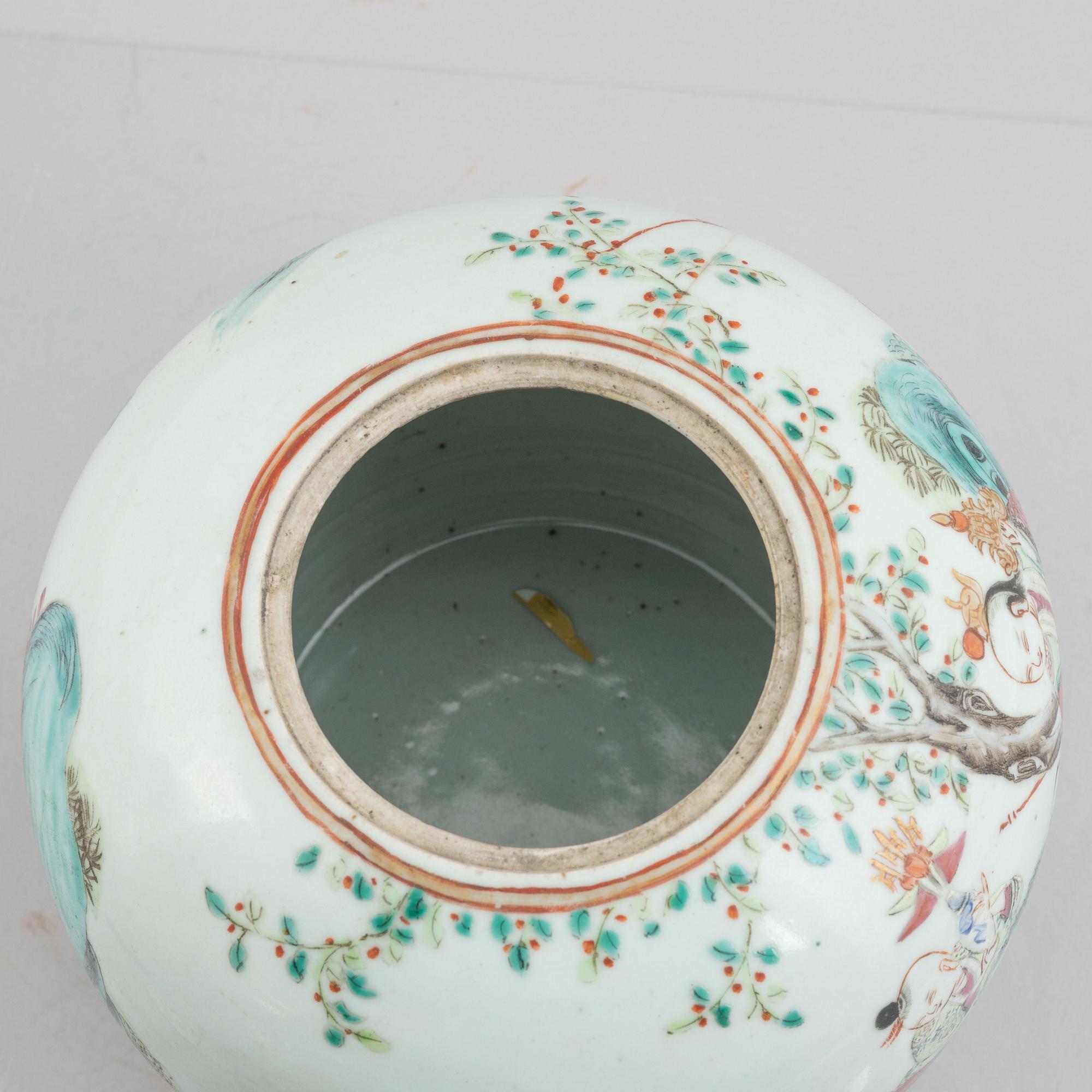 A porcelain urn with cover, China, Qing dynasty, late 19th century.