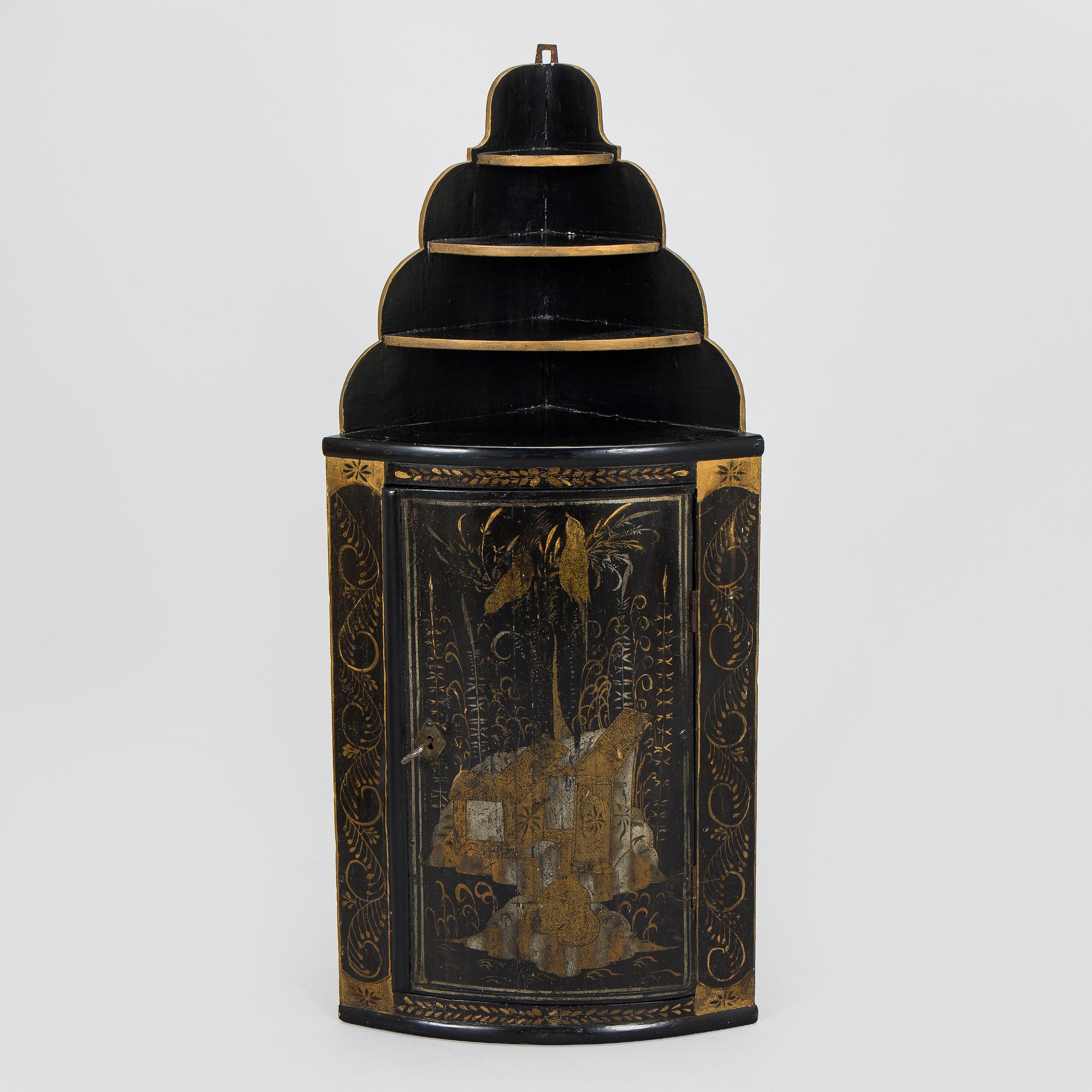 Corner cabinet with shelves, 18th/19th century.