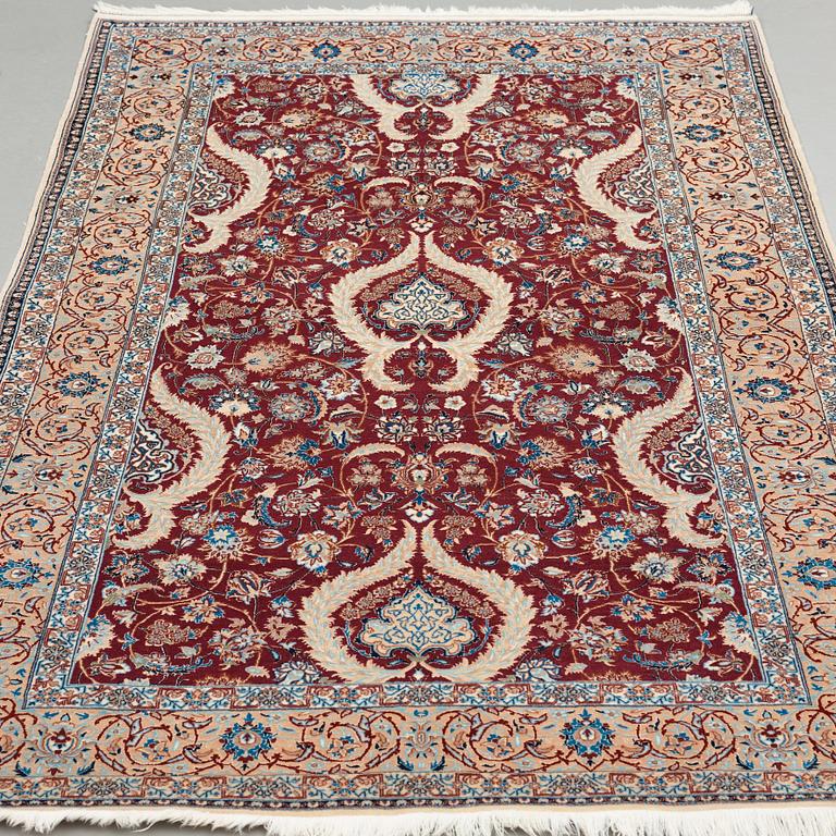 MATTO, a semi-antique/old Esfahan/Nain part silk, ca 232,5 x 137,5 cm (as well as one end with ca 1 cm flat weave).