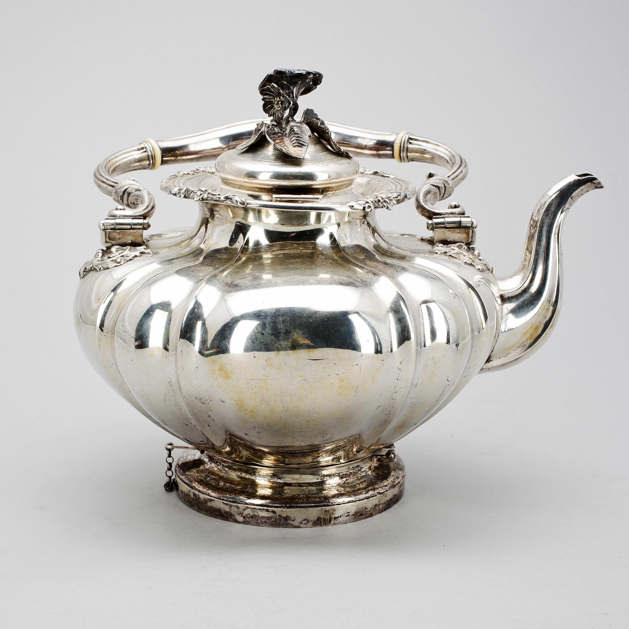 TEKANNA, silver, nyrokoko, Gustaf Möllenborg Feron, Stockholm, 1853. Tot ca 2795 gr.