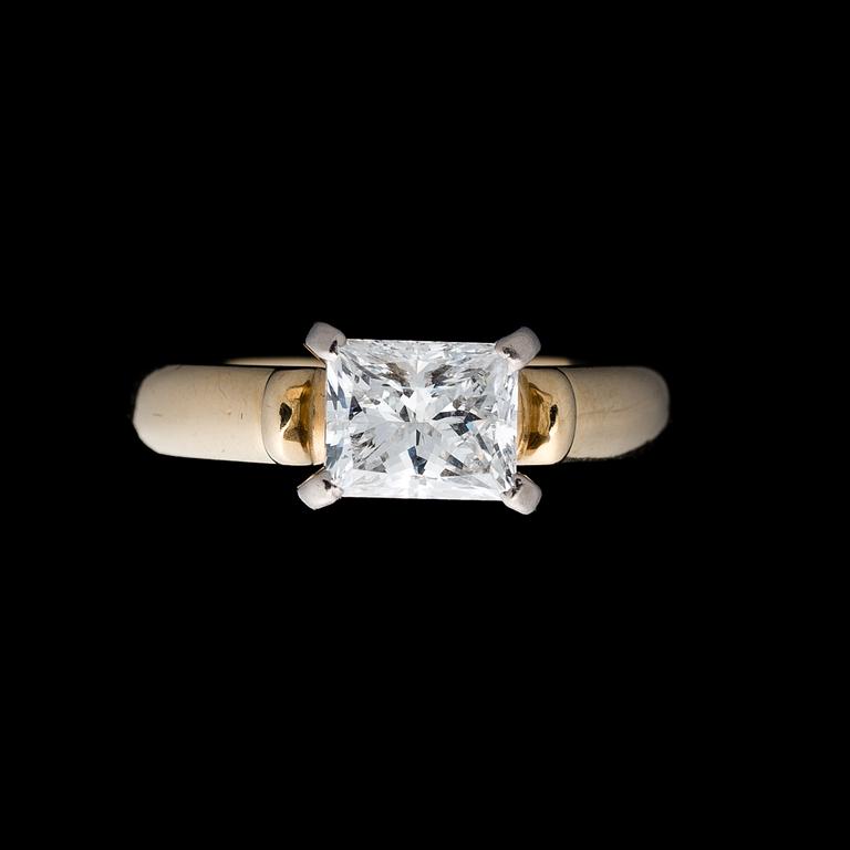 A RING, princess cut diamond, 18K gold. Asko Luukkonen, Helsinki 1998.