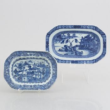 A blue and white export porcelain butter dish with cover with two serving dishes, China, Qianlong (1736-95).