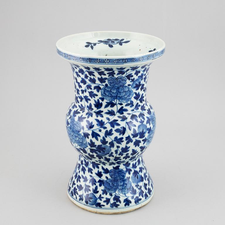 A large blue and white trumpet vase, Qing dynasty, 19th century.