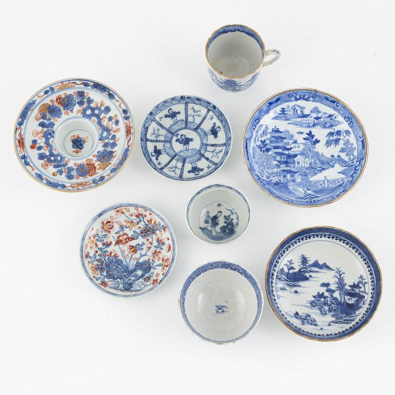 Koppar, 13 stycken, skål, kopphållare samt fyra fat, porslin, delvis Kina, delvis 1700-tal.