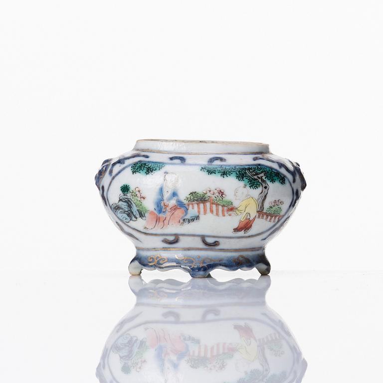 A Chinese miniature famille rose brush pot, Qing dynasty, 19th Century with seal mark in red.