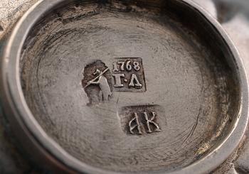 TSARKKA / VODKAKUPPI, Yaroslavl, Venäjä 1768 sekä TUMLARI, hopeaa, ei leimattu. Kok. paino 74 g.