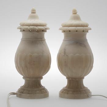 BORDSLAMPOR, ett par, alabaster, 1900-talets första hälft.