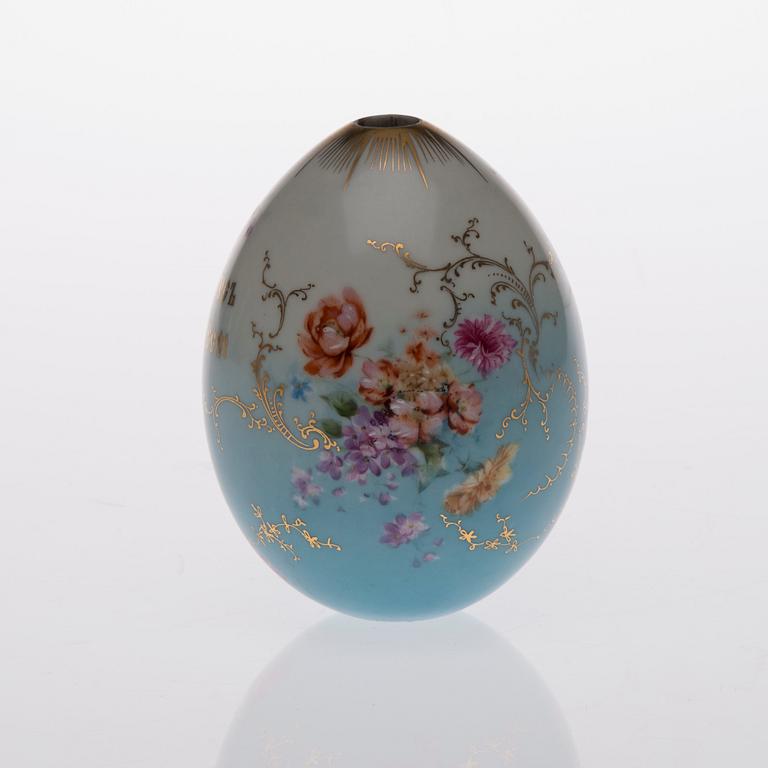 DEKORATIONSÄGG, porslin, Ryssland 1800-talets senare hälft.