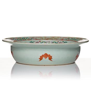 A large famille rose basin, Qing dynasty, 19th Century.