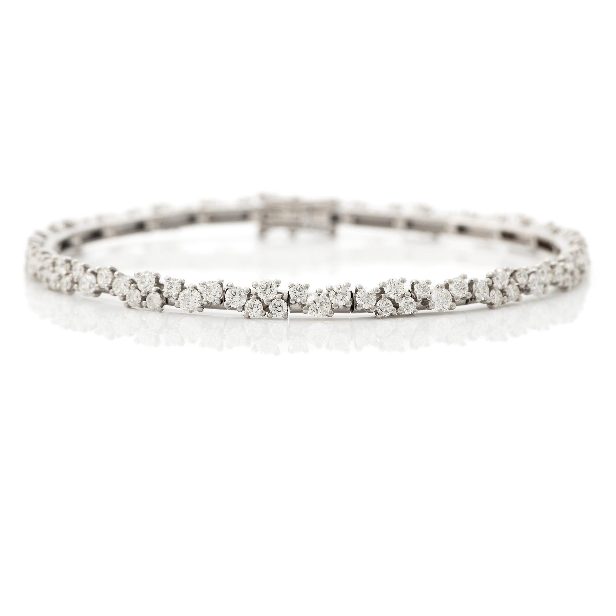 Bracelet 14K gold with round brilliant-cut diamonds.