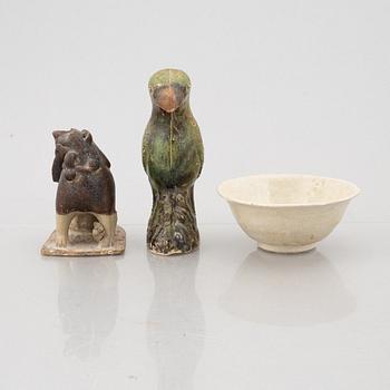 Figuriner, två stycken, samt skål, keramik, Qingdynastin, för den sydostasiatiska marknaden.